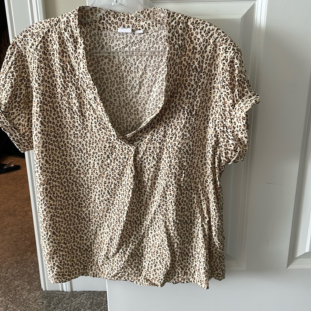Gap animal print short sleeve pullover shirt with v neck